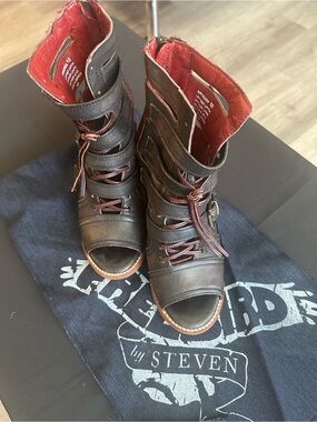 Freebird by Steven Distressed black and Red Lace-Up Peep-Toe Heels SZ 10